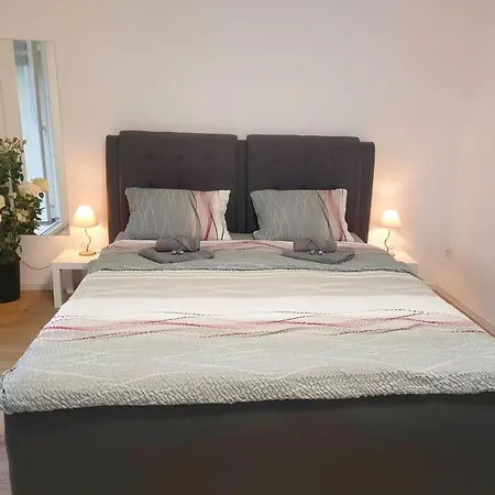 J&l Flat With Pool In